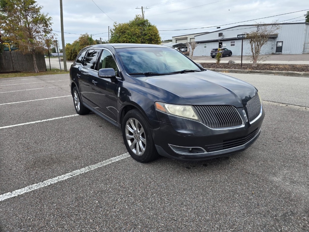2013 Lincoln MKT Base's photo